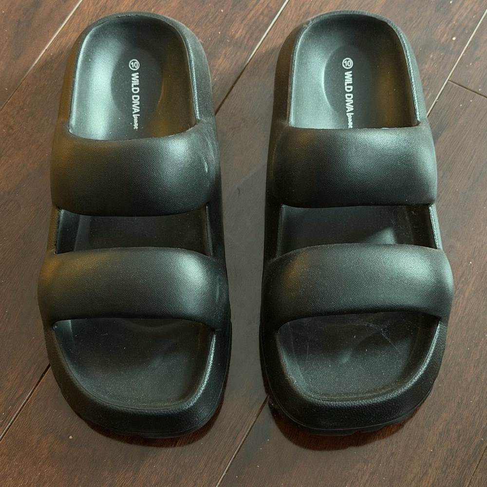 NEW - Wild Diva Lounge- Black Slide Sandals - Woman's Size 10